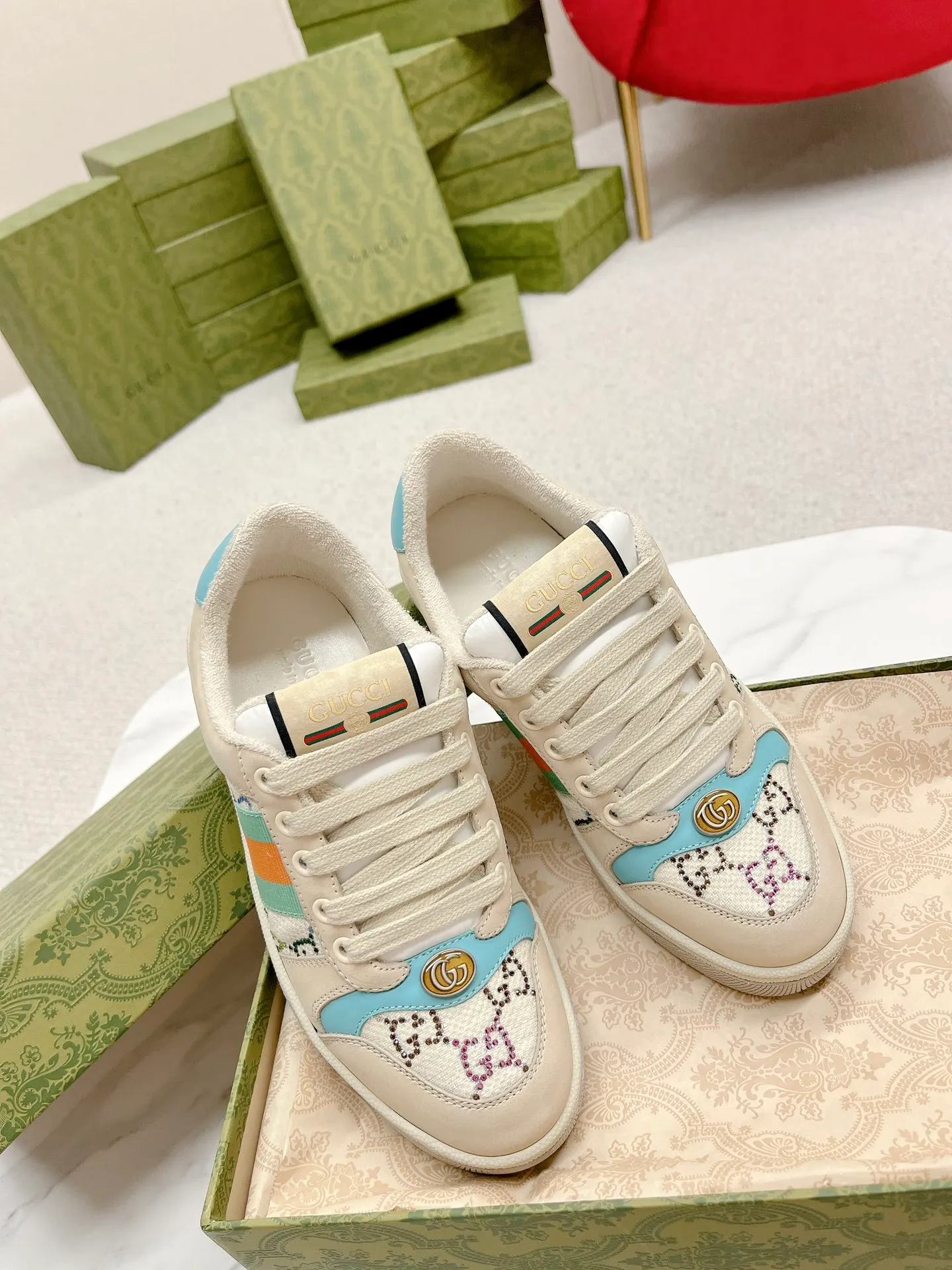 👟👟Ex-factory price 480👟👟 Gucci————Purchase version GG series distressed dirty shoes-hot style is coming! 9 times out of 10 sales, you will definitely get the money. Ready stock! Spot goods! Spot goods! New colors added - the ultimate version on the market! Purchase the original version and develop it... fabric, material, outsole, and details can be compared at will! Open-mold Swarovski one-to-one replica rhinestone chain...Metal cherry pendant...Metal double G crystal cylindrical mark...Gucci original customized narrow webbing...Super flash series - flash diamond chain. The cherry decoration is detachable and can be changed into two to match with each other to show your personality. Exclusive color-brushed cowhide fabric. Hand-made distressed is very textured and has a sense of luxury! The details of the workmanship can be seen in the drawings, and no line is missed. The original terry cloth is delicate, soft and more comfortable and breathable. The privately stamped two-color original TPU outsole (lower layer is wider, upper layer is narrower). Matching packaging⭐️ Size: Female 35-40 (Female 41 customized)